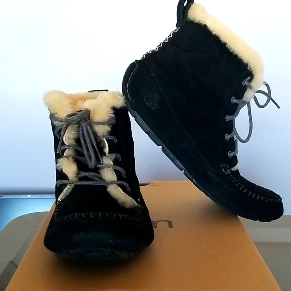 Sz. 7 UGG Chickaree black shoes